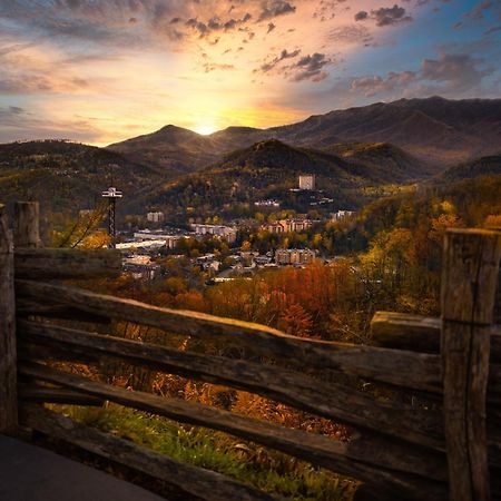 Moonshine Chalet, Hot Tub, Pool Access, Wifi, 1089 Free Tickets Each Paid Day, Dollywood And More Gatlinburg Ngoại thất bức ảnh