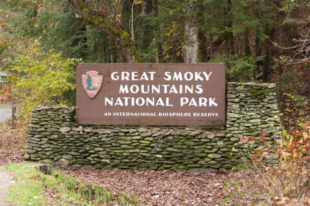 Moonshine Chalet, Hot Tub, Pool Access, Wifi, 1089 Free Tickets Each Paid Day, Dollywood And More Gatlinburg Ngoại thất bức ảnh