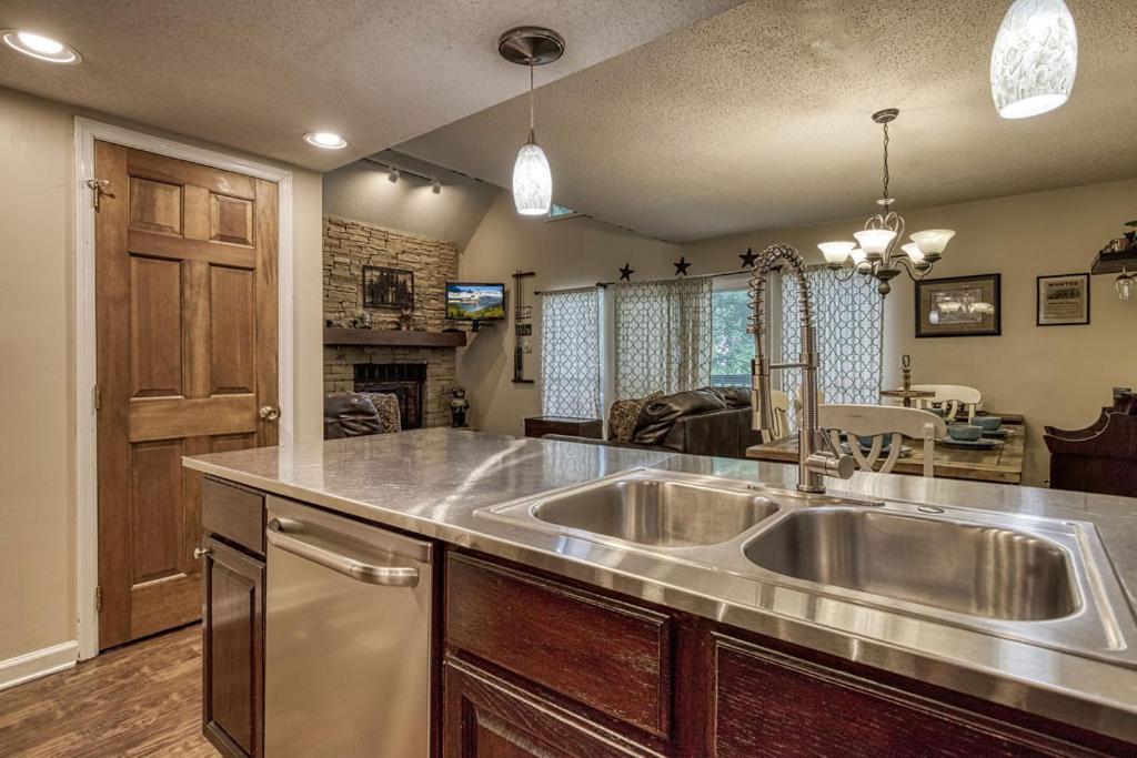 Moonshine Chalet, Hot Tub, Pool Access, Wifi, 1089 Free Tickets Each Paid Day, Dollywood And More Gatlinburg Ngoại thất bức ảnh