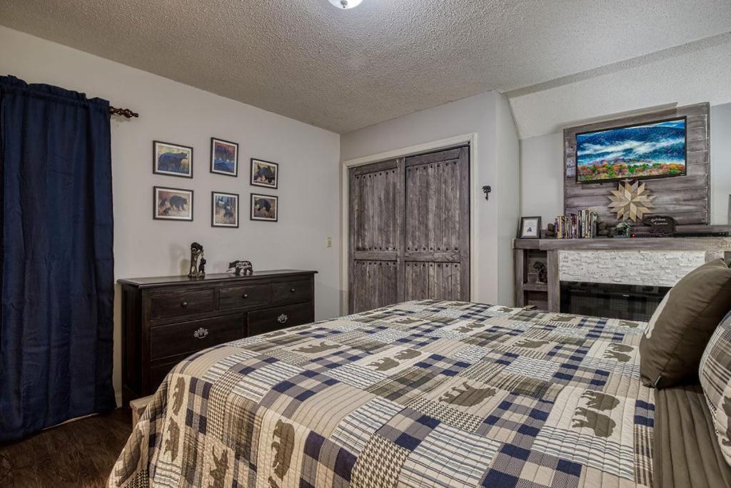 Moonshine Chalet, Hot Tub, Pool Access, Wifi, 1089 Free Tickets Each Paid Day, Dollywood And More Gatlinburg Ngoại thất bức ảnh