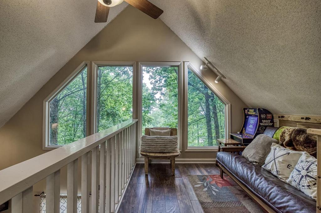 Moonshine Chalet, Hot Tub, Pool Access, Wifi, 1089 Free Tickets Each Paid Day, Dollywood And More Gatlinburg Ngoại thất bức ảnh