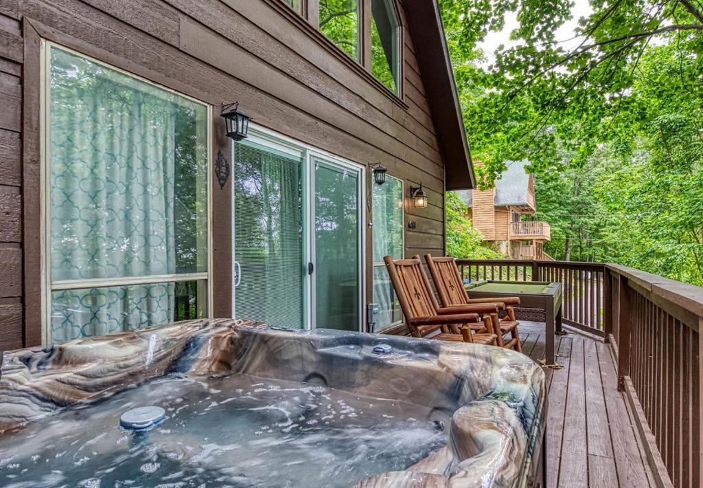 Moonshine Chalet, Hot Tub, Pool Access, Wifi, 1089 Free Tickets Each Paid Day, Dollywood And More Gatlinburg Ngoại thất bức ảnh