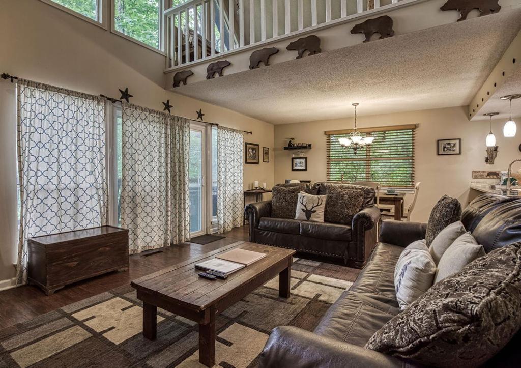 Moonshine Chalet, Hot Tub, Pool Access, Wifi, 1089 Free Tickets Each Paid Day, Dollywood And More Gatlinburg Ngoại thất bức ảnh