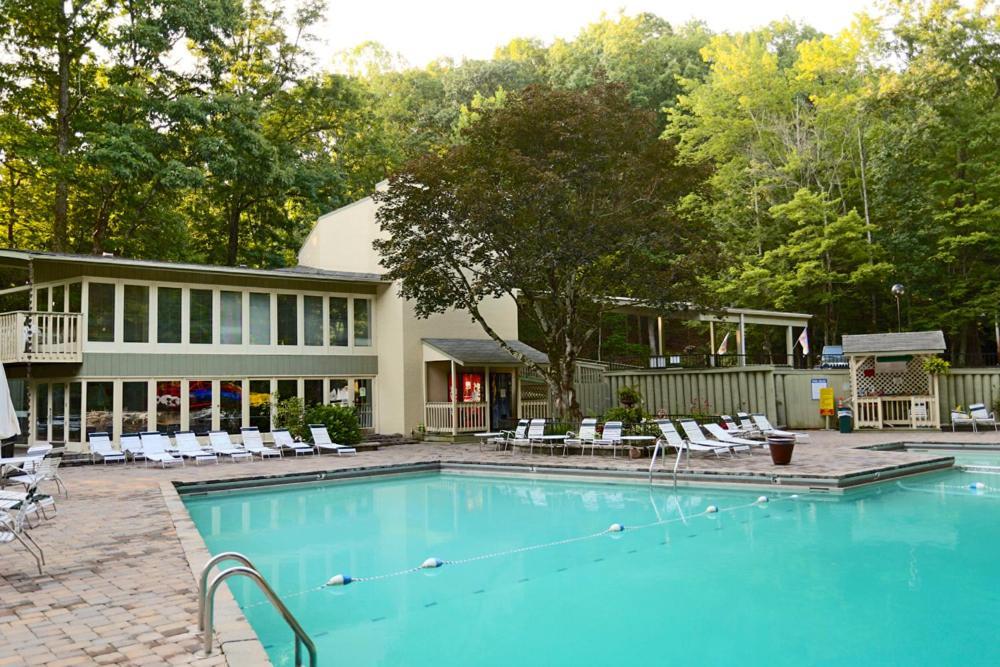 Moonshine Chalet, Hot Tub, Pool Access, Wifi, 1089 Free Tickets Each Paid Day, Dollywood And More Gatlinburg Ngoại thất bức ảnh